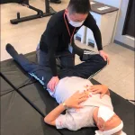 ストレッチを行うパーソナルトレーナー