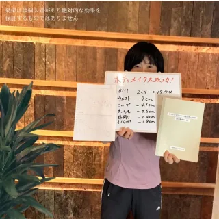 パーソナルトレーニングを受けてボディメイクに成功した50代女性